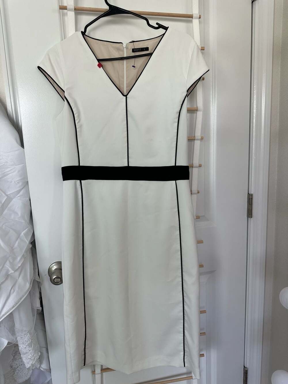 MOTF Dress Size L White Black Trim V-Neck Midi dress
